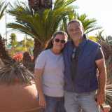 Incontriamo nel sentiero fiorito i titolari: Anna Paparella di 54 anni e suo marito Costantino D�Alba di 55, dinanzi a una cycas ultracentenaria
